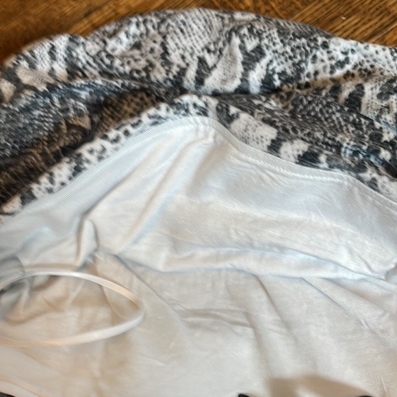 NWT Guess Snakeskin Pattern Rouched Skirt - Picture 5 of 5